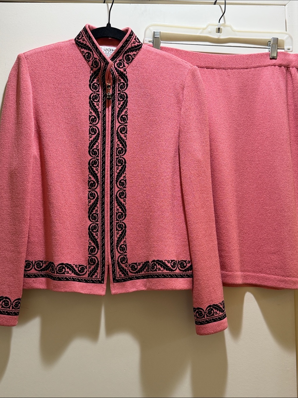 St. John Collection Pink Knit Zip-Front Cardigan w/Black Felt appliqué Trim Sz.6 - Picture 2 of 8
